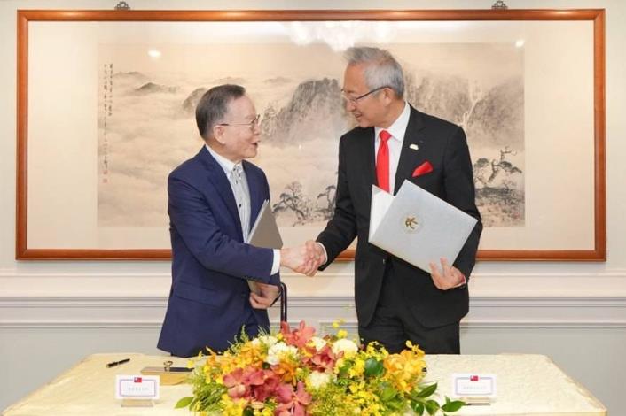 圖說一：外交部政務次長吳志中與「台灣永續能源研究基金會」董事長簡又新於簽署合作備忘錄後握手致意。