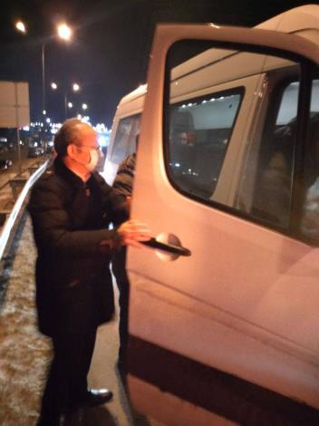 圖說二：第二次自烏克蘭撤僑專車抵達波蘭，駐波蘭代表處陳龍錦大使前往協助照料國人。