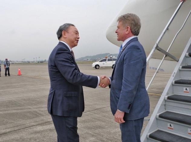 圖說一：外交部常務次長俞大㵢（左）代表外交部歡迎麥考爾主席（右）抵台訪問