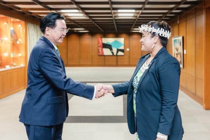 圖說一：外交部長吳釗燮會晤馬紹爾群島外貿部長柯布雅。
