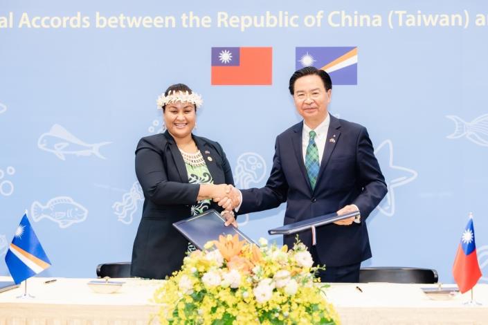 圖說三：外交部長吳釗燮與馬紹爾群島外貿部長柯布雅交換簽署約本。