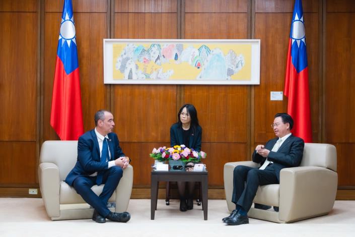 圖說一：吳部長接見法國國民議會友台小組博多黑訪團。