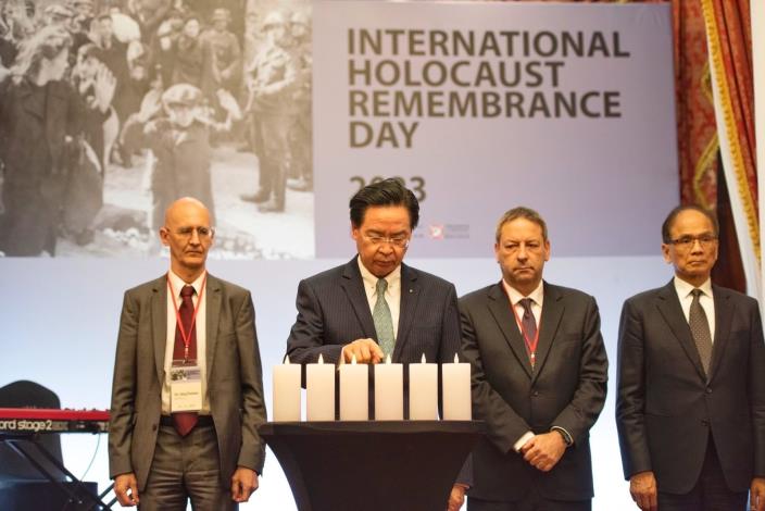 圖說一：外交部長吳釗燮出席「國際猶太大屠殺紀念日」並點亮其中一根蠟燭。