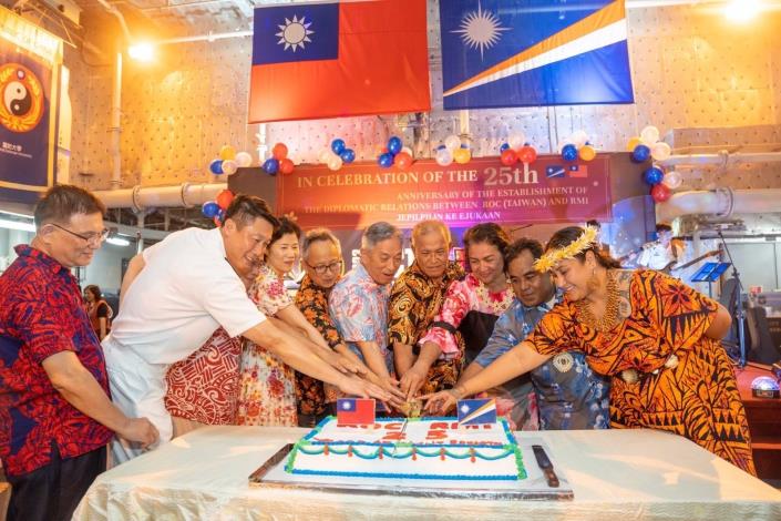 圖說二：總統特使暨外交部政務次長田中光與馬紹爾群島共和國總統柯布亞伉儷等人合切慶祝蛋糕