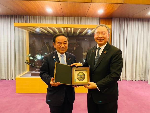 圖說三：外交部常務次長俞大㵢致贈日本「自民黨熊本國會議員訪台團」團長坂本哲志眾議員紀念品。 
