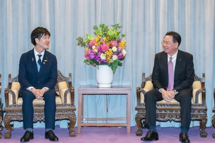 圖說一：外交部長吳釗燮與日本自民黨青年局局長鈴木憲和眾議員晤談。