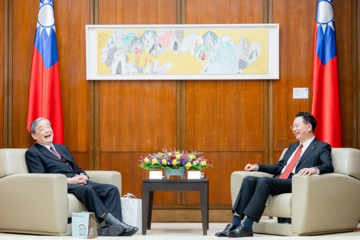 圖說二：外交部長吳釗燮與日本自民黨奧野信亮眾議員晤談。