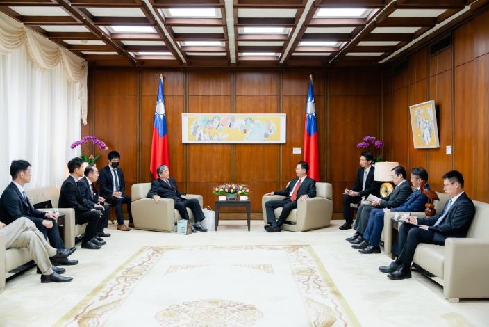 圖說一：外交部長吳釗燮接見日本自民黨奧野信亮眾議員訪團一行。