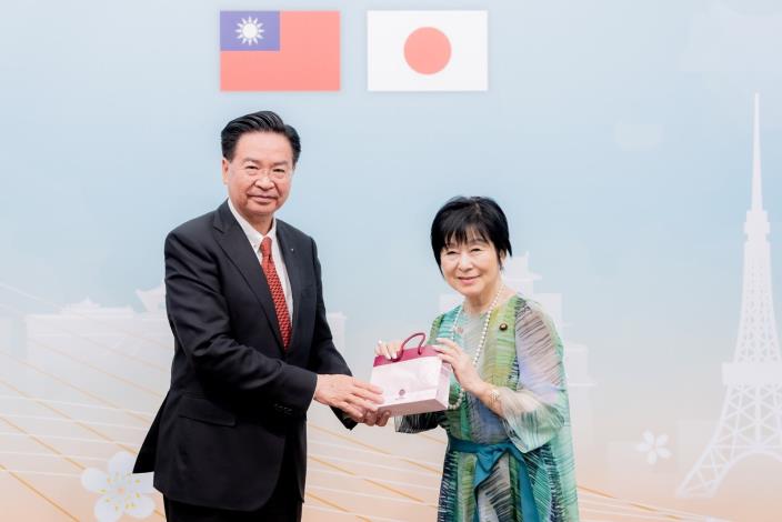 圖說二：外交部長吳釗燮致贈日本前參議院議長山東昭子參議員紀念禮品。
