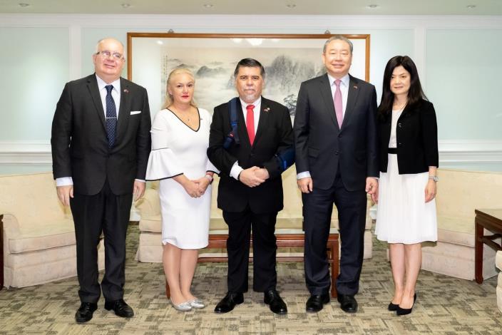 圖說三：外交部常務次長俞大㵢夫婦款宴巴拉圭衛福部長波爾巴夫婦一行。