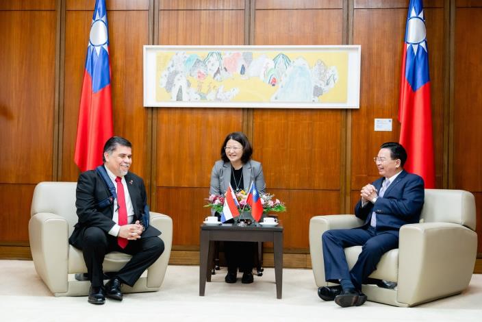 圖說二：外交部長吳釗燮與巴拉圭衛福部長波爾巴晤談。