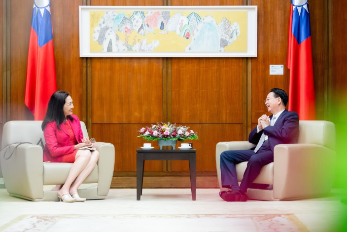 圖說一：外交部長吳釗燮與菲律賓參議員洪迪薇（Risa Hontiveros）晤談。
