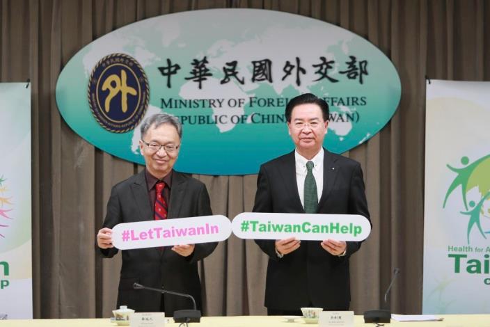 圖說二：外交部長吳釗燮（右）及衛生福利部長薛瑞元（左）手持「#TaiwanCanHelp」及「#LetTaiwanIn」標語進行合影，共同展現台灣對全球醫衛貢獻的決心。