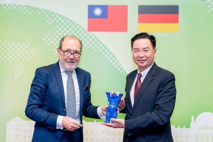 圖說三：外交部長吳釗燮接受團長普羅爾致贈「柏林安全會議」吉祥物紀念品。