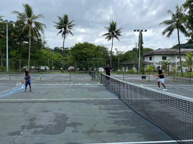 圖說四：盧彥勳進行網球教學。 