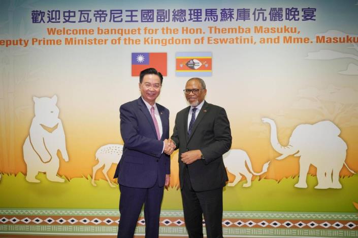 圖說三：外交部長吳釗燮與馬蘇庫副總理握手致意。
