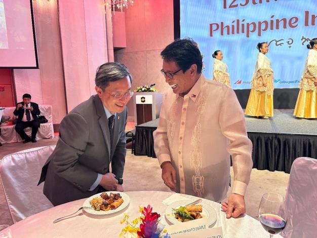 圖說二：馬尼拉經濟文化辦事處貝世偉（Silvestre H. Bello III）（右）主席親切介紹菲國美食佳餚。