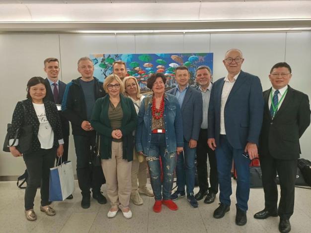 圖說：波蘭眾議院外交委員會副主席Barbara Bartuś(左4)率訪團抵台，外交部歐洲司副司長林主恩（右一）前往接機。