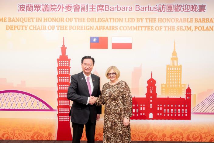 圖說二：外交部長吳釗燮與波蘭眾議院外委會副主席Barbara Bartuś合影。