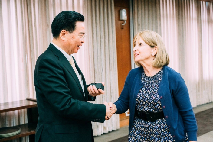 圖說一：外交部長吳釗燮與前美國務院全球事務次卿杜布蘭斯基（Paula J. Dobriansky）大使握手致意。