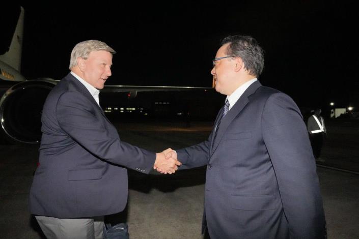 圖說一：外交部北美司副司長馬博元（右）代表外交部歡迎美國聯邦眾議院軍事委員會主席羅傑斯（Mike Rogers, R-AL）（左）抵台訪問。