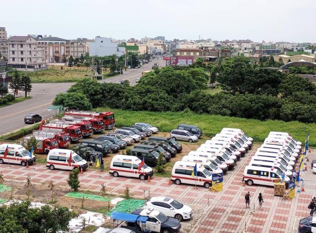 圖說三：第一批即將前往烏克蘭支援的救護車、消防車及復康巴士，場面壯觀。