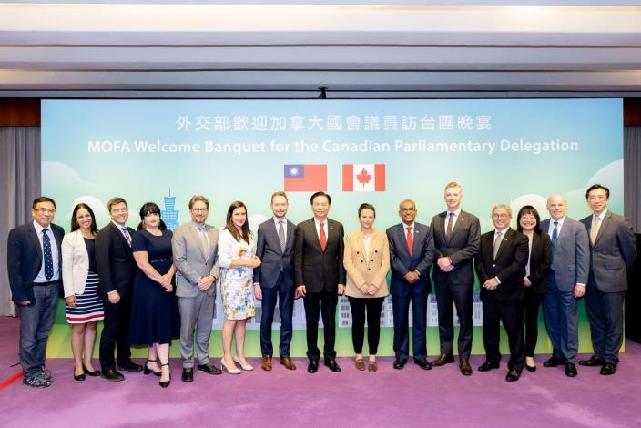圖說二：外交部長吳釗燮與訪團全員賓客合影。