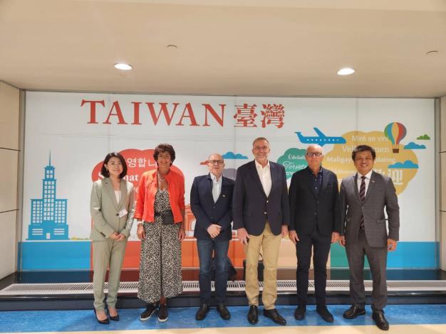 圖說：法國參議員賈克梅（Annick Jacquemet）（左二）、參議院外交暨國防委員會副主席葛托蘭（André Gattolin）（左三）、參議員布朗（Étienne Blanc）（右三）、參議院友台小組副主席瓦里尼（André Vallini）（右二）。