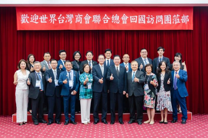 圖說二：「世界台灣商會聯合總會第29屆回國訪問暨投資考察團」與吳部長合影。