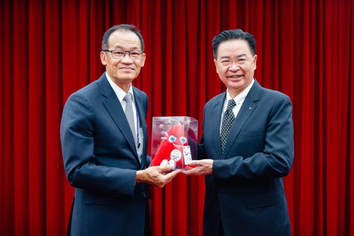 圖說一：「世界台灣商會聯合總會」第29屆總會長黃行德（左）致贈外交部長吳釗燮（右）巴黎奧運吉祥物娃娃。