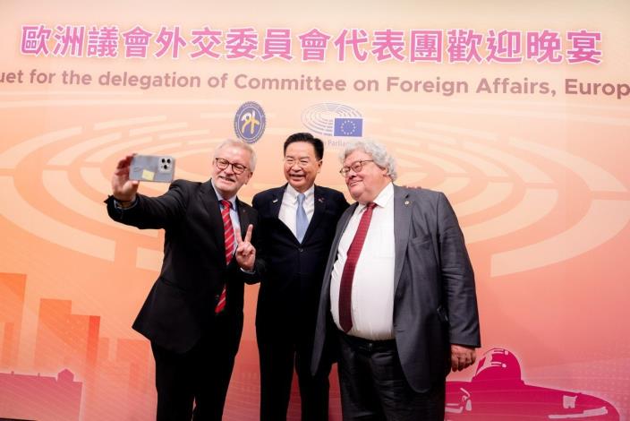 圖說四：外交部長吳釗燮與同遭中國無理制裁的歐洲議會外交委員會代表團成員自拍留念。