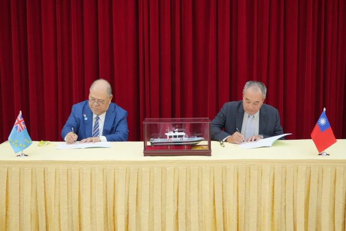 圖說一：吐瓦魯國駐台大使潘恩紐（Bikenibeu Paeniu）與罡旻企業有限公司總經理胡彥儒簽署採購合約。