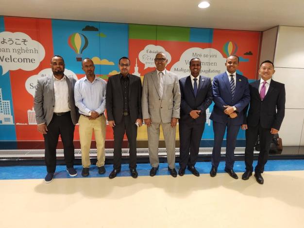 圖說：外交部亞西及非洲司代理副司長陳詠博（右一）代表外交部歡迎索馬利蘭貿易及觀光部部長薩德（Hon. Monhamoud Hassan Saad）（左四）乙行訪問台灣。