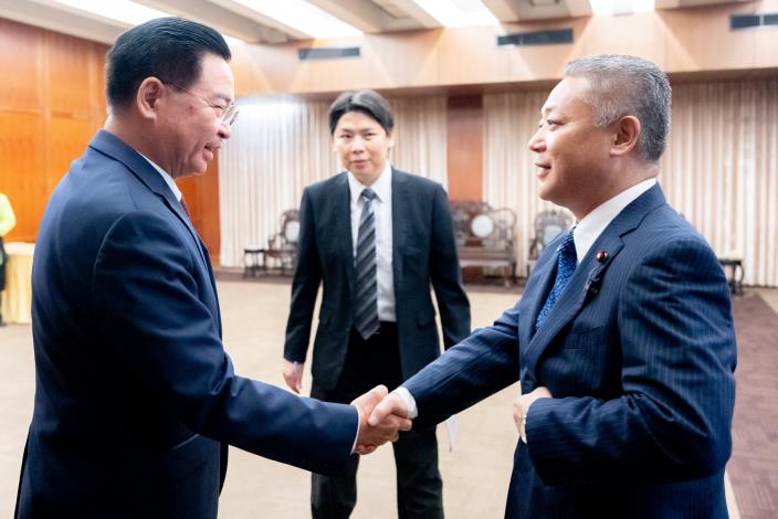 圖說一：外交部長吳釗燮（左）歡迎「日本維新會·中華民國（台灣）友好研討會台灣訪問團」團長馬場伸幸眾議員（右）。