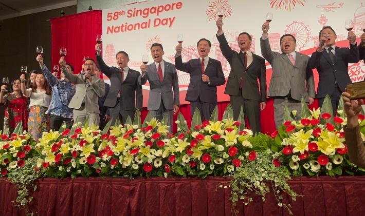 圖說二：外交部長吳釗燮與新加坡駐台北商務辦事處代表葉偉傑（Yip Wei Kiat）及同仁以新加坡「Yum Seng」儀式祝酒。
