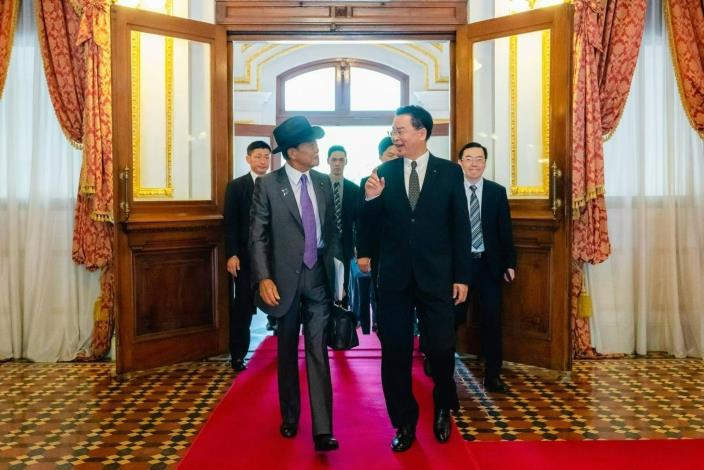 圖說一：外交部長吳釗燮（右）歡迎日本前首相麻生太郎 (左）進入台北賓館。