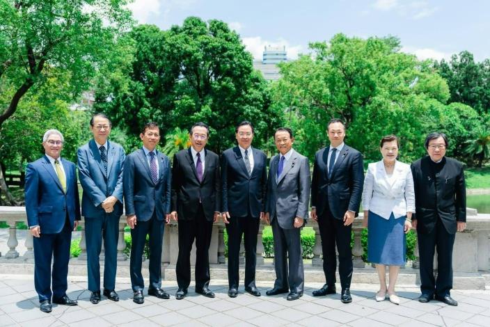 圖說二：外交部長吳釗燮（中）與日本前首相麻生太郎（右四）及與會貴賓在台北賓館合影。