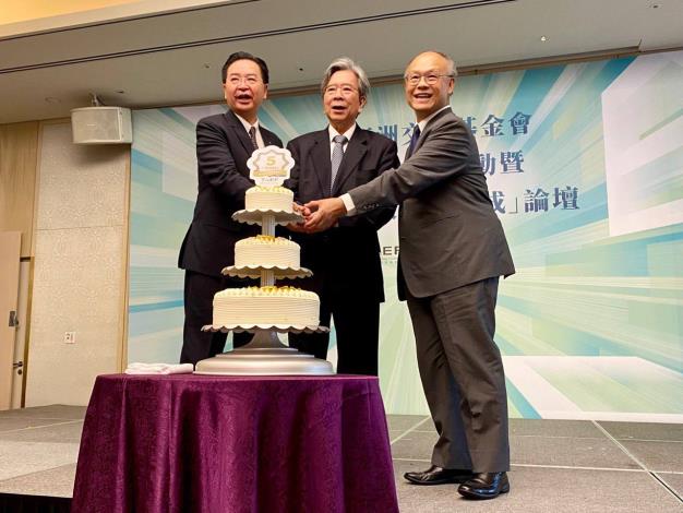 圖說三：吳釗燮部長、臺亞會蕭新煌董事長、行政院經貿談判辦公室鄧振中政務委員（由左至右）切蛋糕合影。