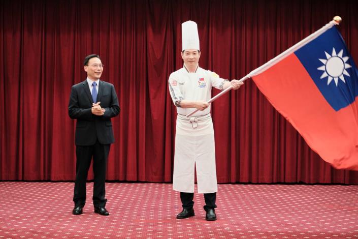 圖說一：外交部亞太司司長藍夏禮授旗給台北市烹飪商業同業公會副理事長黃景龍。