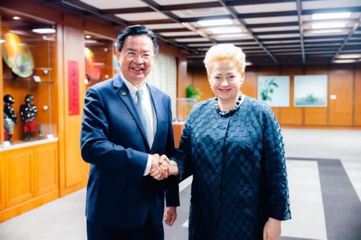 圖說一：外交部長吳釗燮與前立陶宛總統葛寶思凱德（Dalia Grybauskaitė）致意。