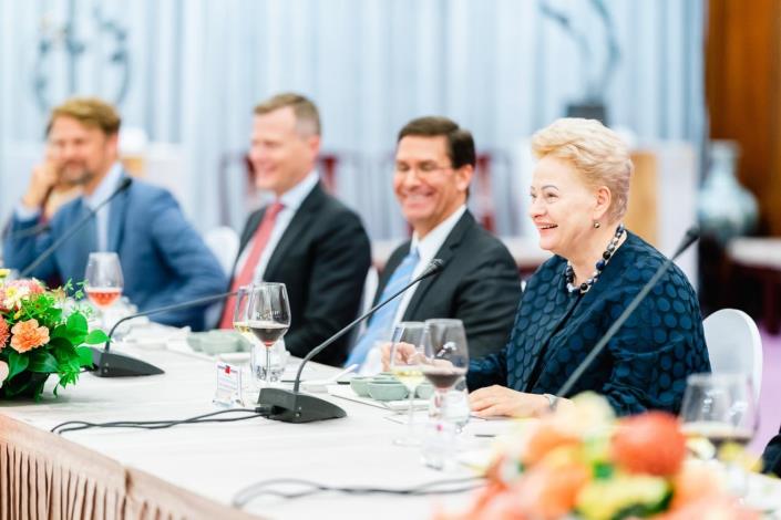 圖說二：外交部長吳釗燮與「大西洋理事會」（Atlantic Council）跨大西洋高階訪問團交換意見。右一為立陶宛前總統葛寶思凱德（Dalia Grybauskaitė）、右二為前美國國防部長艾斯培（Mark T. Esper）。