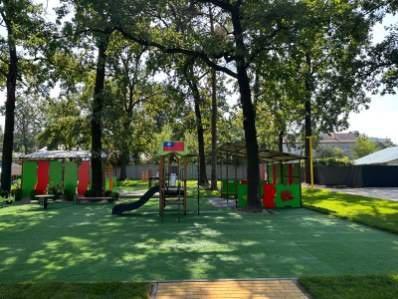 圖說二：台灣、立陶宛共同合作重建的烏克蘭魯塔幼稚園戶外遊憩設施中可見我國國旗。