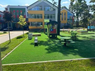 圖說一：台灣、立陶宛共同合作重建的烏克蘭魯塔幼稚園戶外遊憩設施中可見我國國旗。