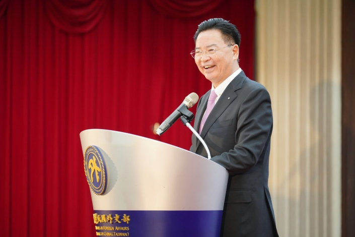 圖說一：外交部長吳釗燮致詞勉勵青年大使。