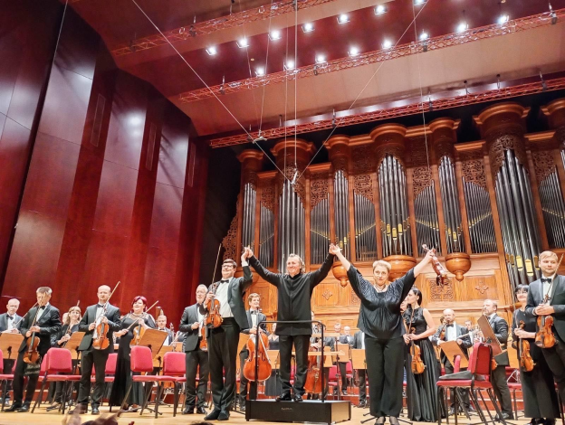 圖說四：烏克蘭國家交響樂團首席指揮佛洛迪米爾•希連科（Volodymyr Sirenko）在台灣巡演最終場於台北國家音樂廳謝幕，感謝台灣樂迷到場支持。