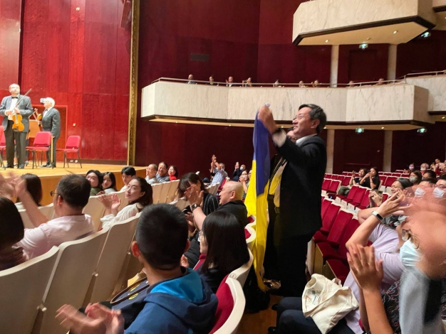 圖說三：外交部政務次長李淳偕外交部同仁於觀眾席高舉烏克蘭國旗為樂團的完美演出喝采。