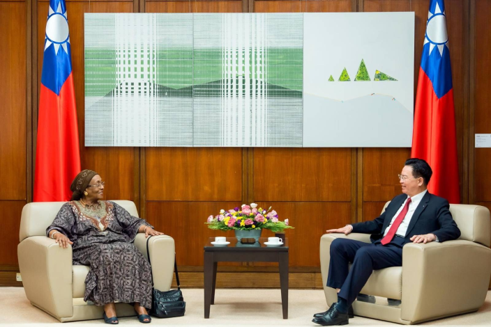 圖說一：外交部長吳釗燮（右）接見索馬利蘭前外交部長阿丹博士（Edna Adan Ismail）（左）乙行。
