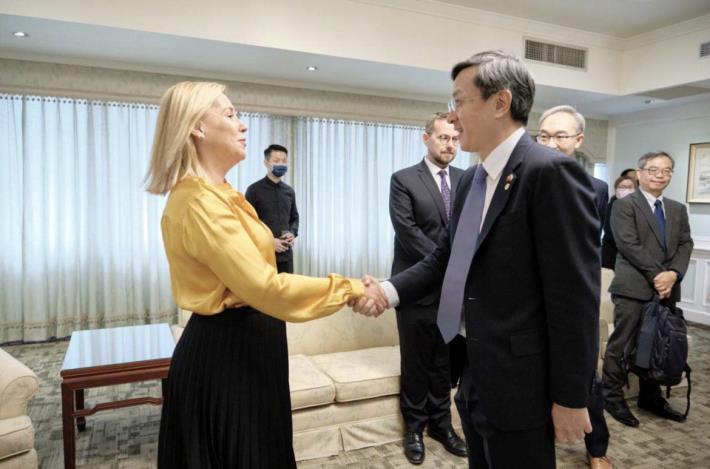 圖說一：外交部政務次長李淳迎接捷克孟德爾大學經濟學教授內魯多娃（Danuše Nerudová）。