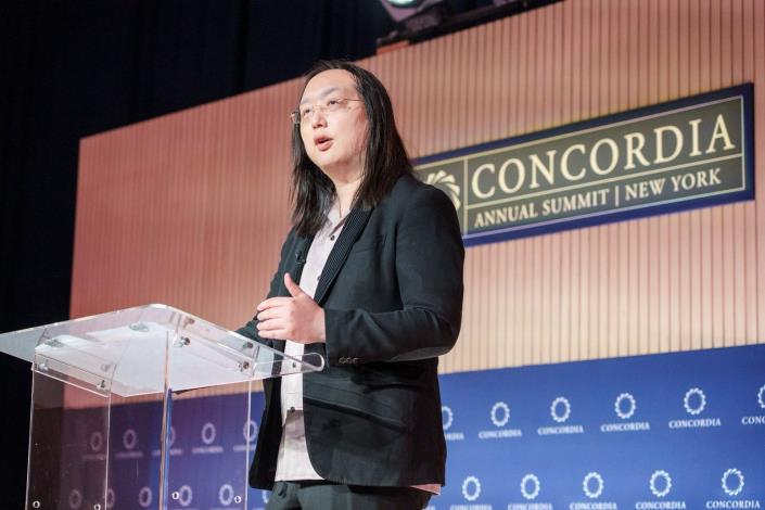 圖說一：數發部長唐鳳應邀於紐約非營利組織Concordia所舉辦的年度峰會上發表專題演說。