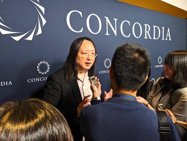 圖說二：數發部長唐鳳於Concordia所舉辦的年度峰會會場接受媒體採訪。